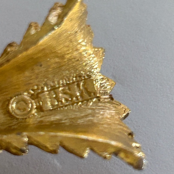 Signed BSK Metal Floral Burst Brooch - Picture 4 of 4